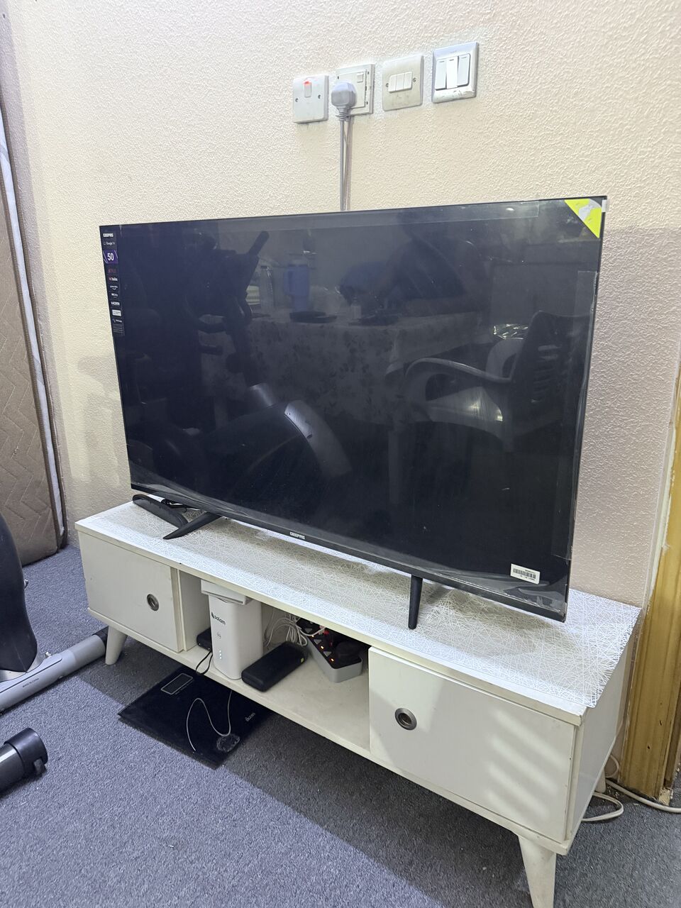 Riyadh, Appliances, SAR 800,  Tv And Tv Stand For Sale