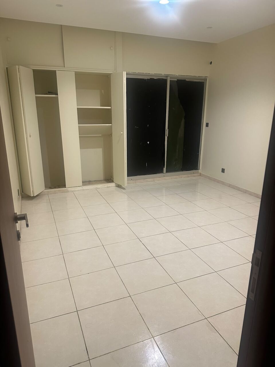 Al Sharafeyah, Rooms for Rent, SAR 950/month,  100 Sq. Meter,  One Large Room For Rent With Small Balcony/big Window