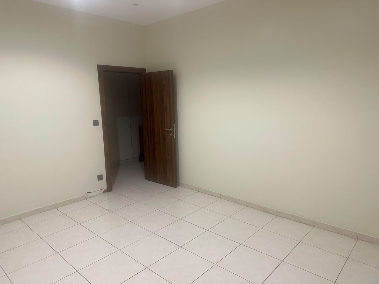 Al Sharafeyah, Rooms for Rent, SAR 950/month,  100 Sq. Meter,  One Large Room For Rent With Small Balcony/big Window