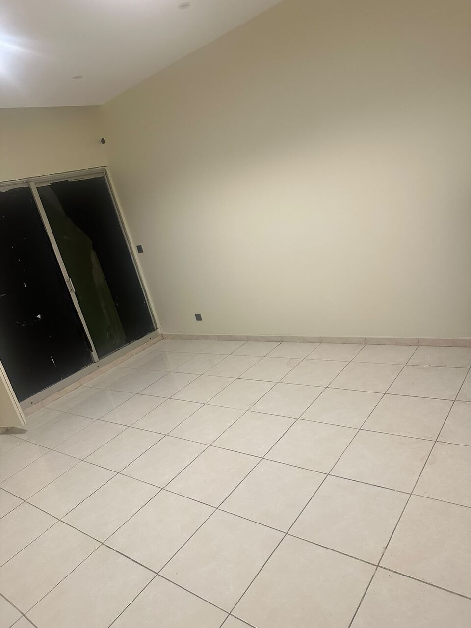 Al Sharafeyah, Rooms for Rent, SAR 950/month,  100 Sq. Meter,  One Large Room For Rent With Small Balcony/big Window
