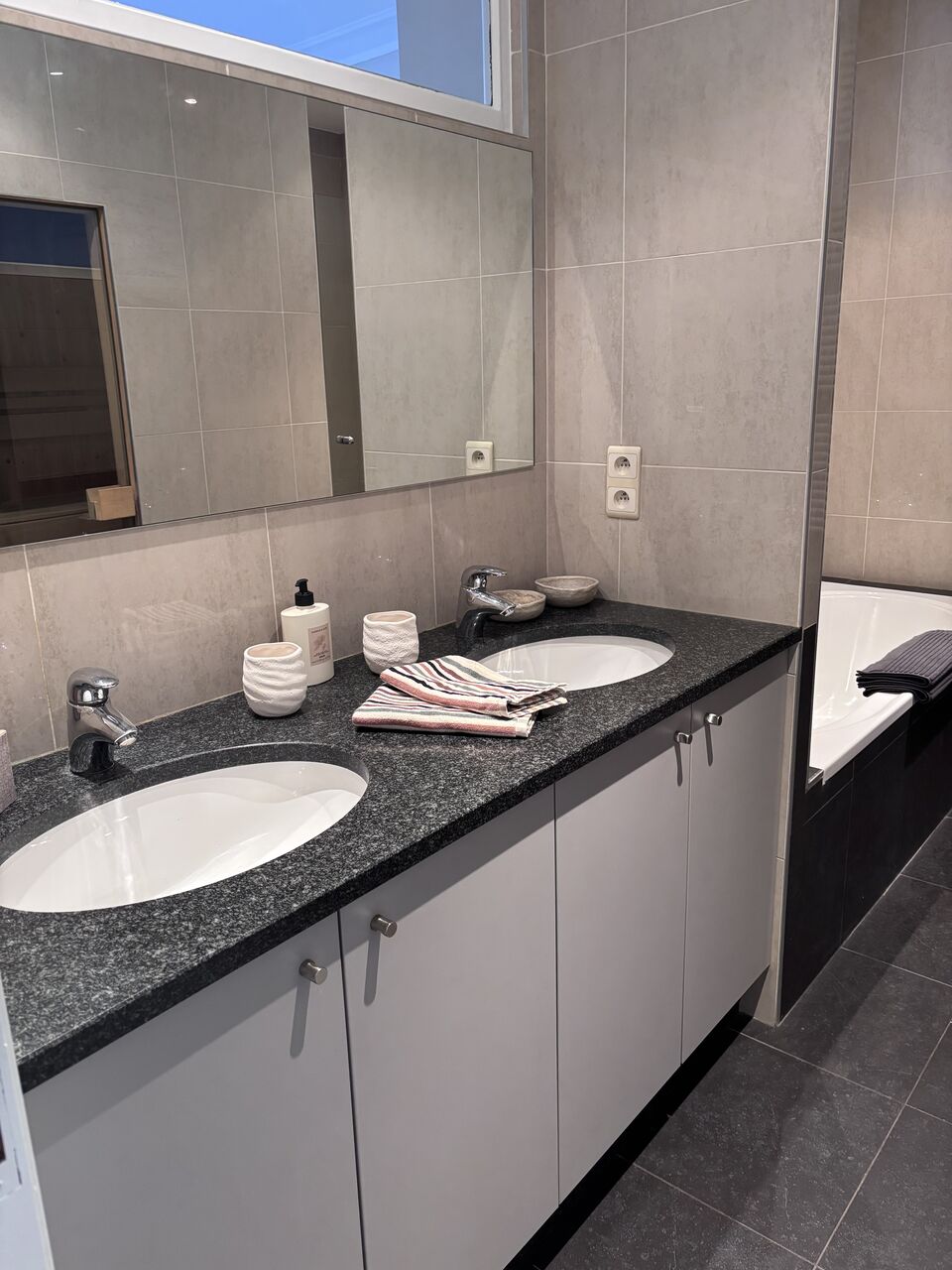 Brussels, Apartments, Flats, Houses & Villas, EUR 1700250/month,  Furnished,  1 BR,  110m2 1 Chambre Meubl&eacute; Super &Eacute;quip&eacute; Avec Magnifique Terrasse
