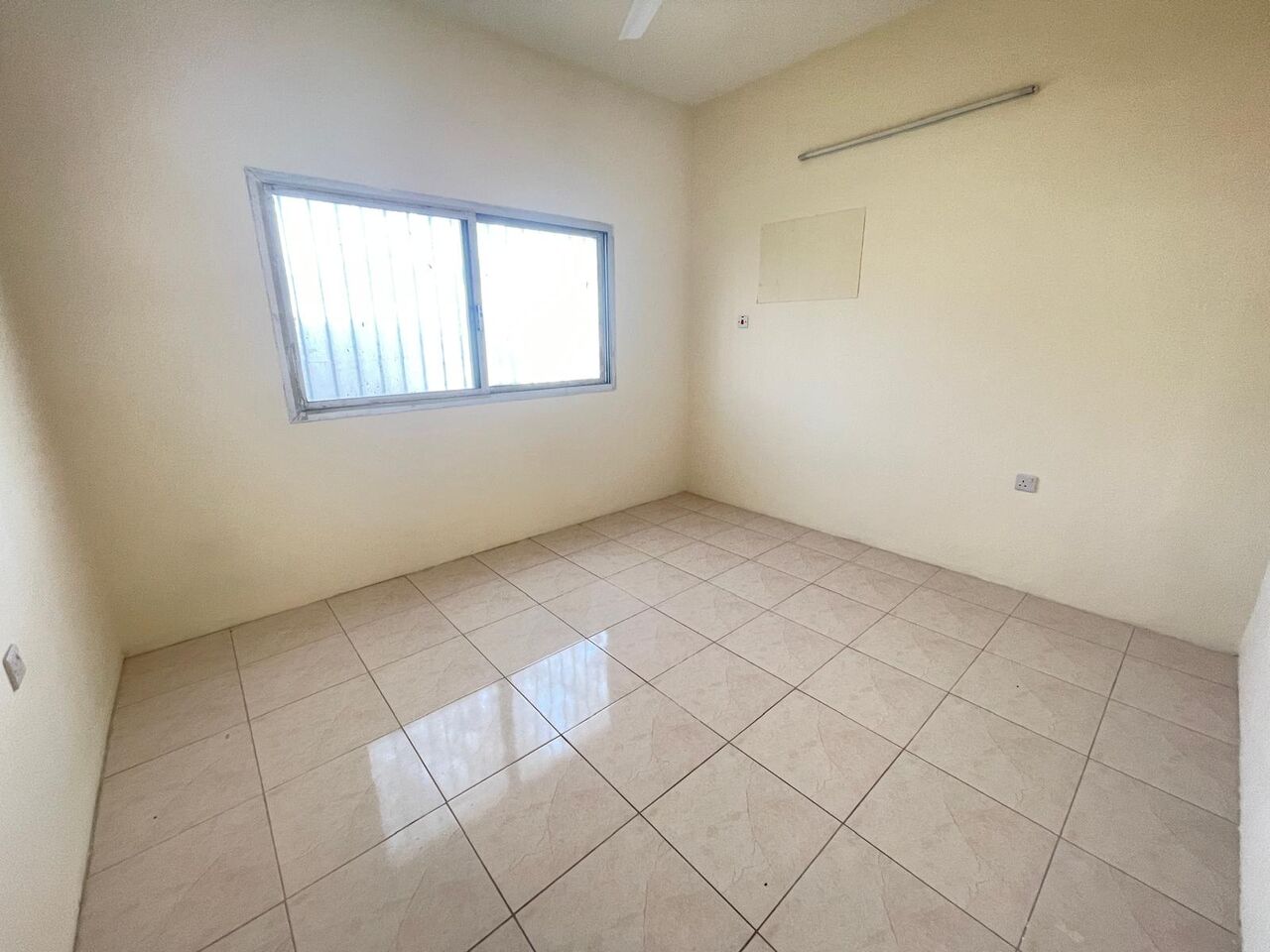 Janabiya, Apartments, Flats, Houses & Villas, BHD 160/month,  3 BR,  3 Bedroom Flat In Janabiyah Without Ewa