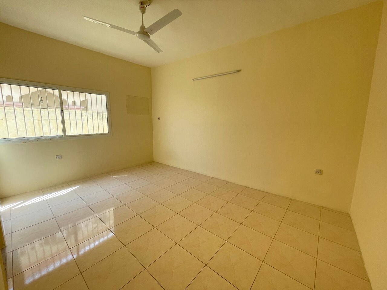 Janabiya, Apartments, Flats, Houses & Villas, BHD 160/month,  3 BR,  3 Bedroom Flat In Janabiyah Without Ewa