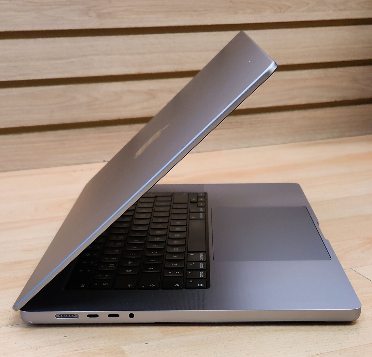 Riyadh, Computers, SAR 5199,  MacBook Pro M1 16&rdquo; RAM: 32GB SSD:512GB GPU:16CORE CPU:10core BC:561(84%)