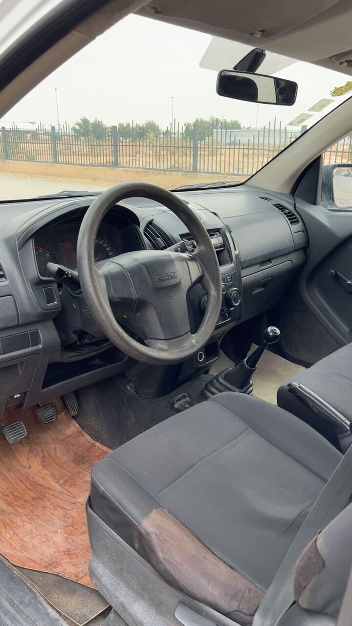 Riyadh, Vehicles, Cars & Trucks , SAR 28000,  Isuzu D-MAX,  2016,  Manual,  400000 KM,