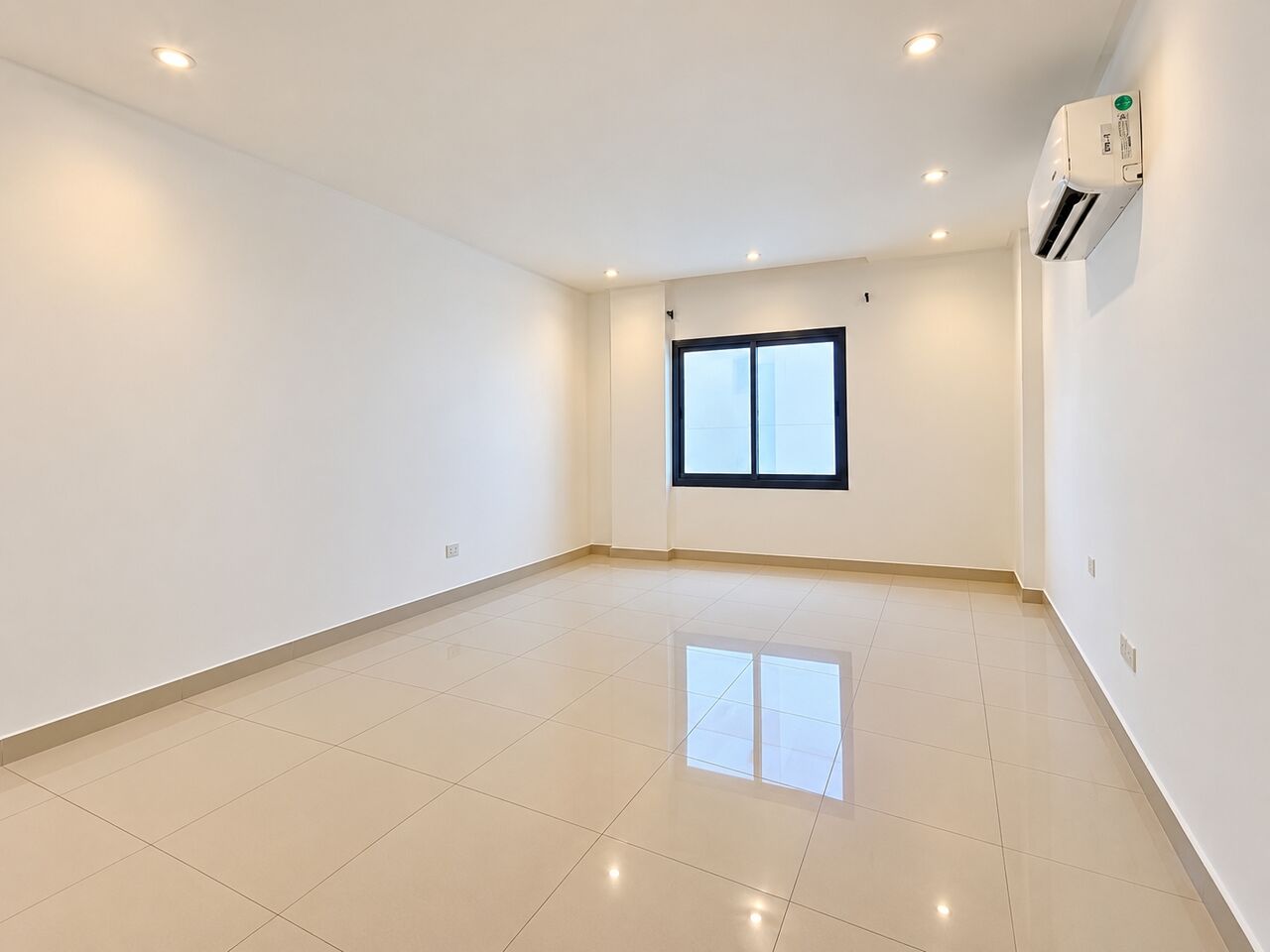 Hidd, Apartments, Flats, Houses & Villas, BHD 270/year,  2 BR,  Al Hidd City/High-end Apartment For Rent With AC & Curtains Including Electricity