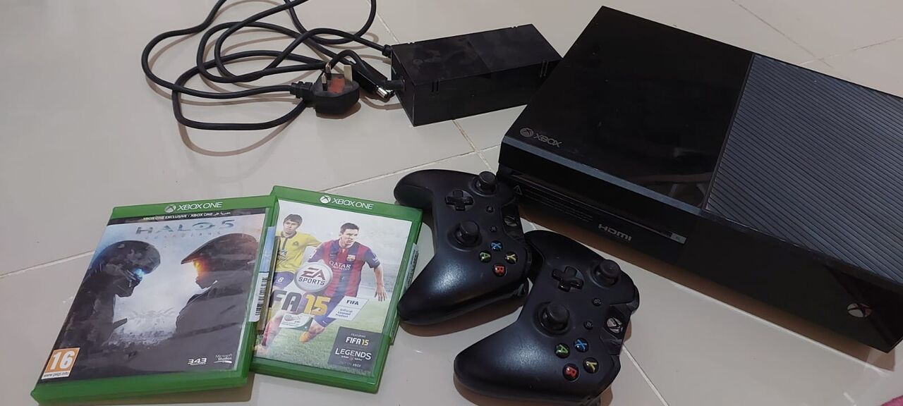 Riyadh, Computers, SAR 500,  XBOX ONE + 2 Game Controllers