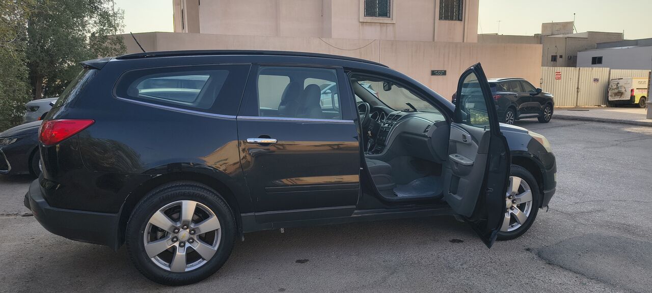 Riyadh, Vehicles, Cars & Trucks , SAR 12500,  Chevrolet Traverse,  2010,  Automatic,  300000 KM,   Lt : Price 12500
