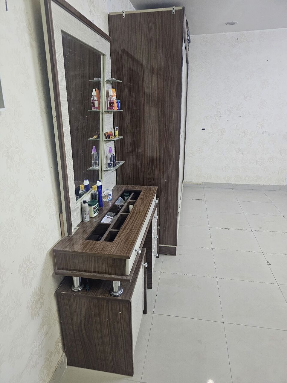 Al Badiyah, Furniture, SAR 1400,  Urgent Sale: Sofa And Complete Bed Set With Cupboard, Side Table, And Dressing  0510075206