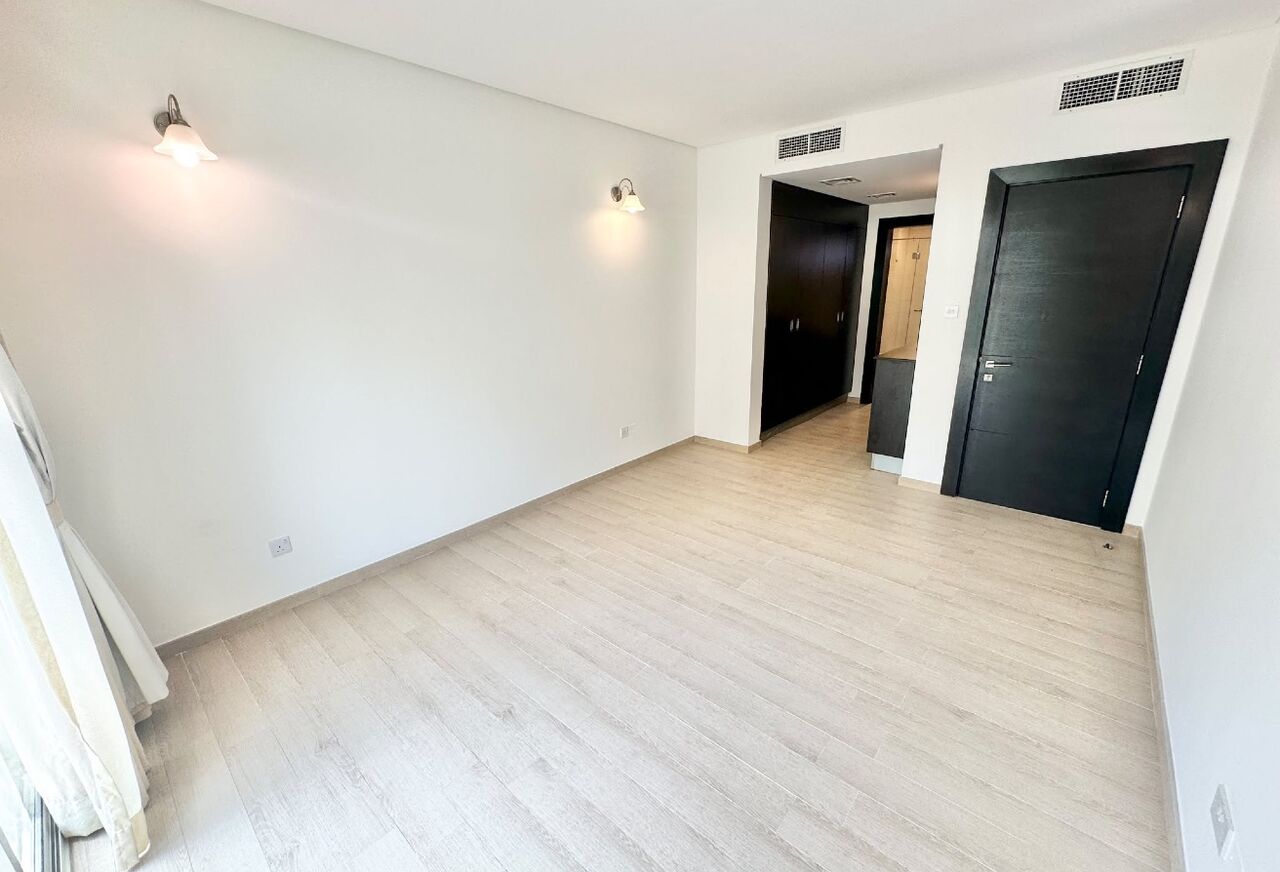 Manama, Villas, BHD 800,  Family Villa In Amwaj | 3 Masters + Jacuzzi