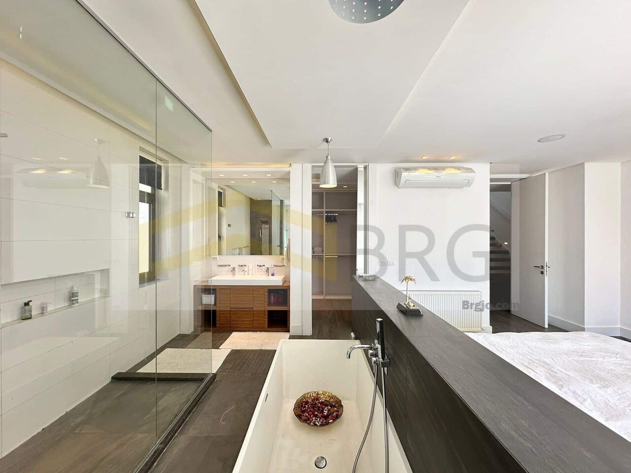 Amman, Apts/Flats Wanted, JOD 25000/year,  Furnished,  2 BR,  Rooftop Duplex. Where Luxury Meets Breathtaking Views. ✨
