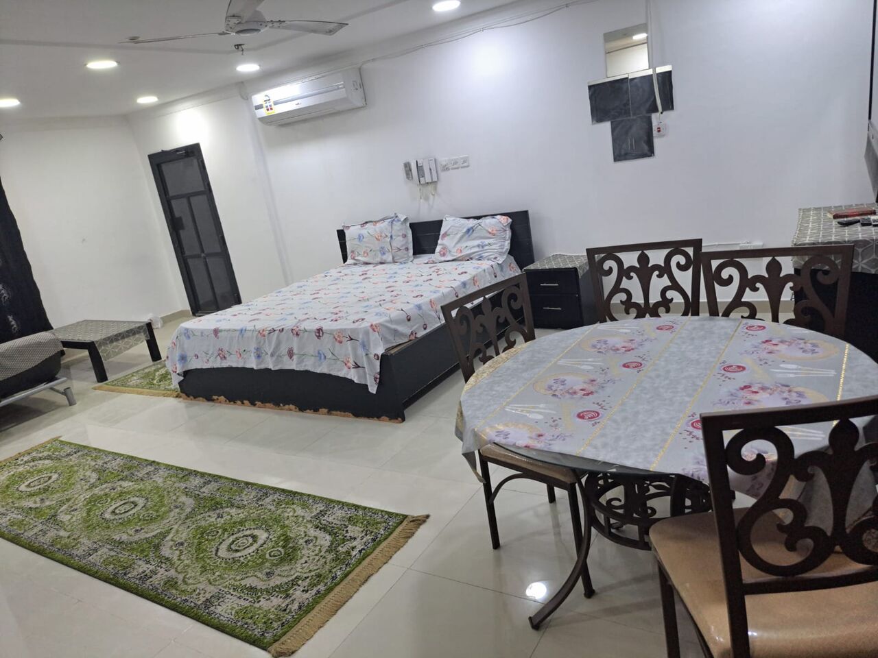 Busaiteen, Apartments, Flats, Houses & Villas, BHD 180/month,  Furnished,  Studio,  60 Sq. Meter,  Studio For Rent In Busaiteen, Fully Furnished. It Consists Of A Room, Bathroom, Living Are
