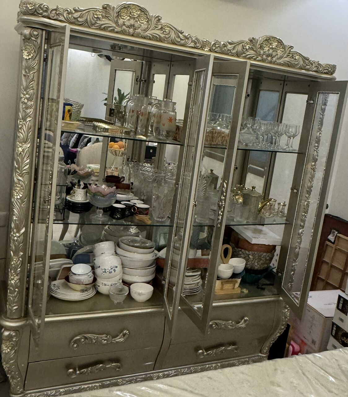 Riyadh, Furniture, SAR 599,  ✨ Elegant Gold Glass Display Hutch – Excellent Condition ✨