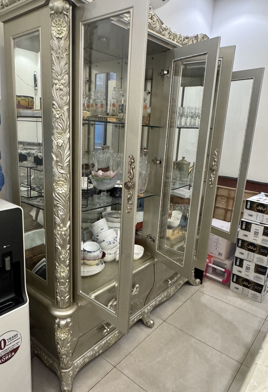 Riyadh, Furniture, SAR 599,  ✨ Elegant Gold Glass Display Hutch – Excellent Condition ✨