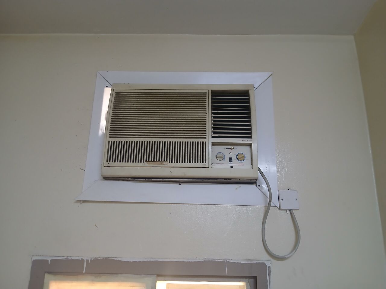 Hamad Town, Air Conditioners, BHD 150,  Sale Household Items