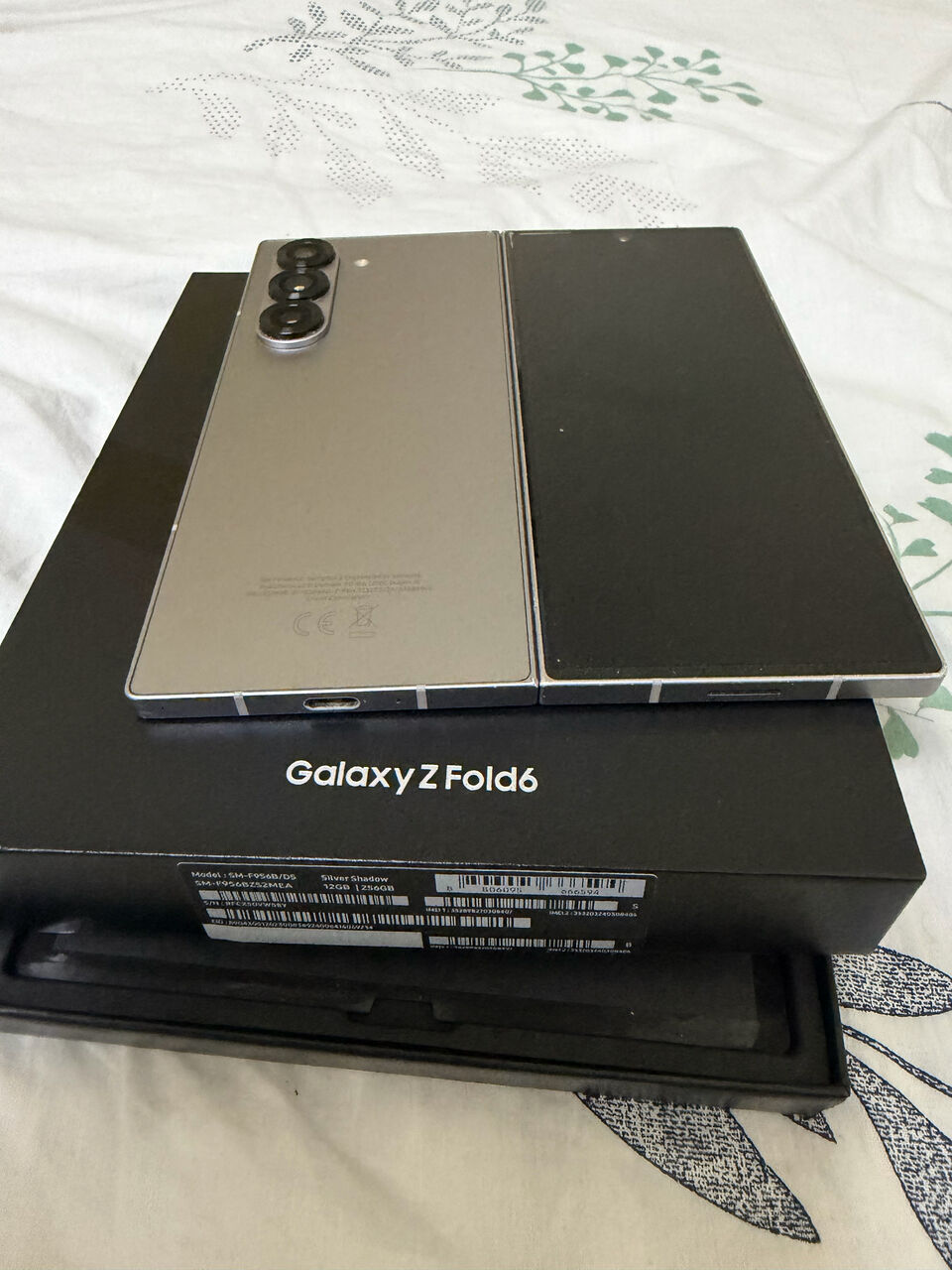 Khobar, Mobile Phones, SAR 2300,  Samsung Galaxy Z Fold 6 &mdash; 256GB - Dual Sim + Esim