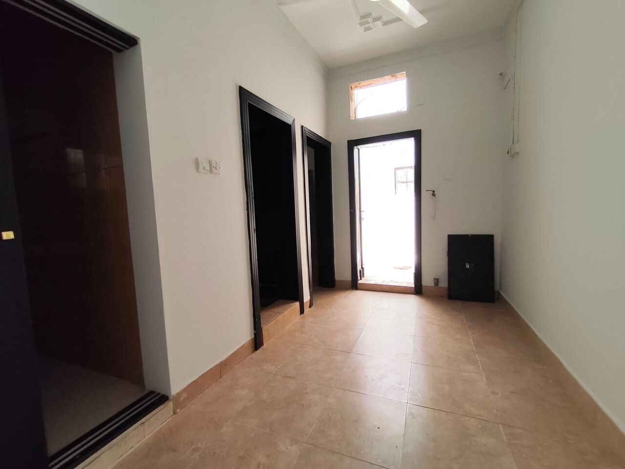 Salmaniya, Apartments, Flats, Houses & Villas, BHD 130/year,  1 BR,  Salmaniya:- Groundfloor 1Bhk Unfurnished Flat On Rent..