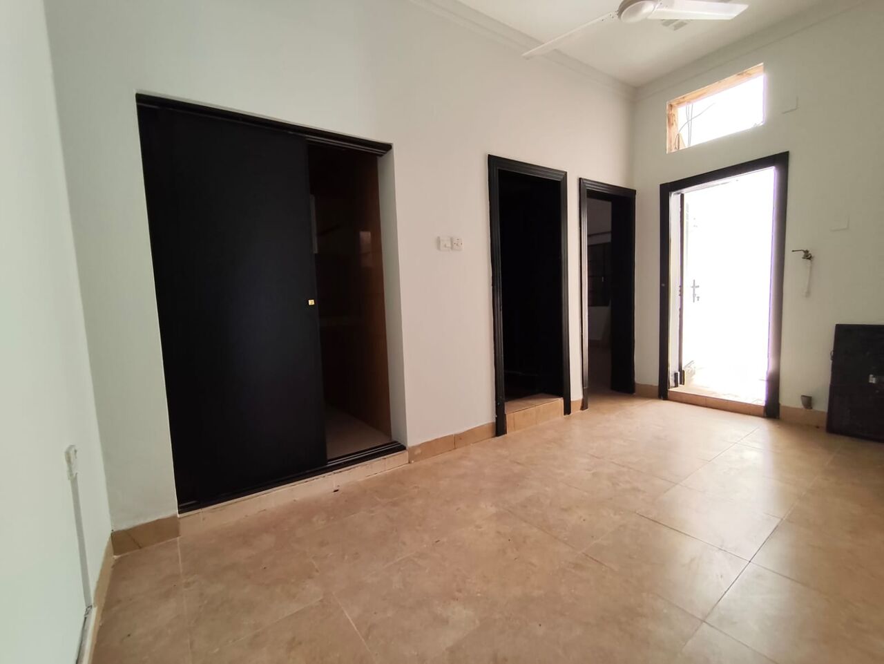 Salmaniya, Apartments, Flats, Houses & Villas, BHD 130/year,  1 BR,  Salmaniya:- Groundfloor 1Bhk Unfurnished Flat On Rent..