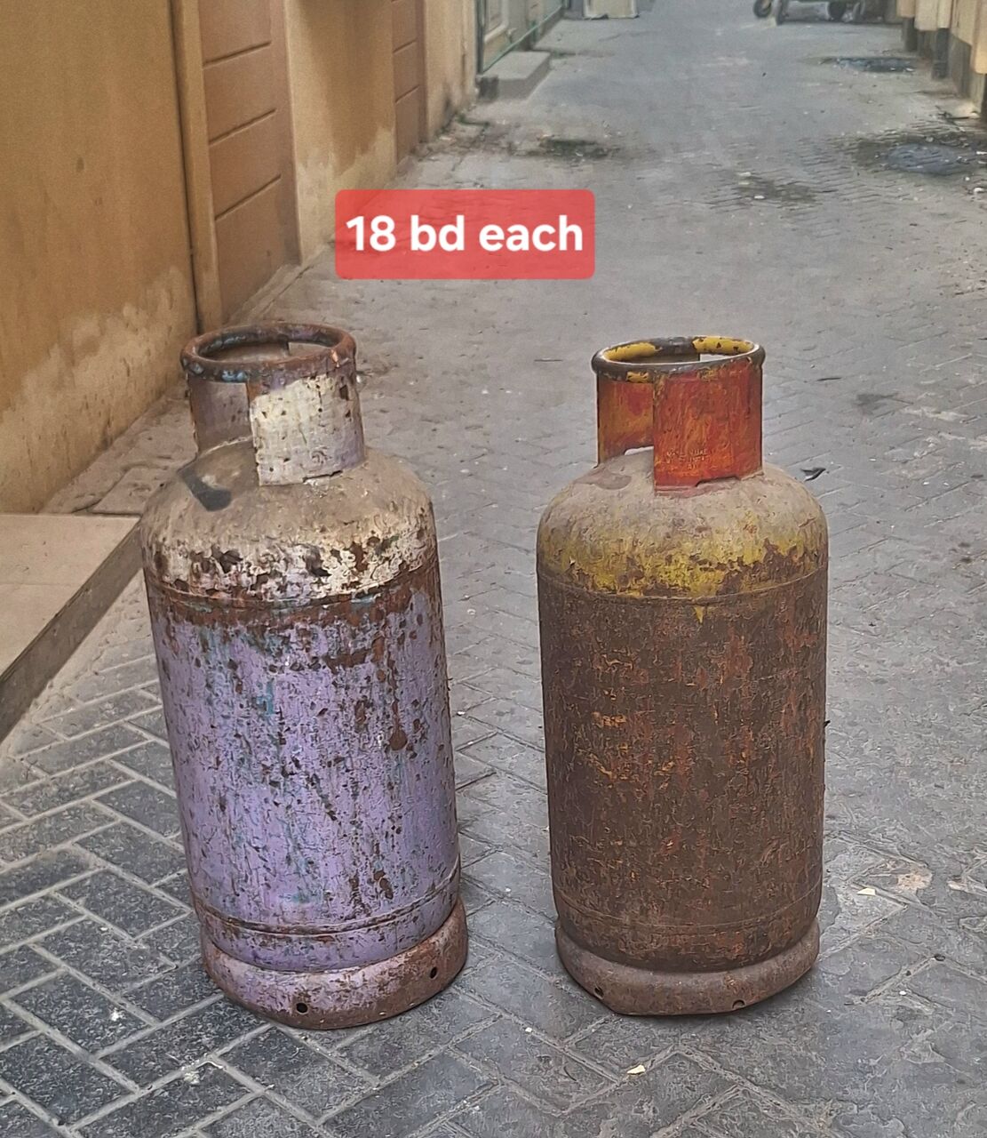 Manama, Household Items, BHD 18,  Mediam Clynder 18 Bd Each With Delivery 20 Msg 3670 8372