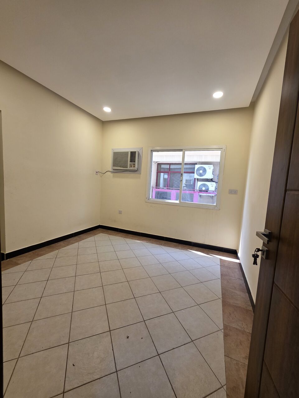 Hoora, Apartments, Flats, Houses & Villas, BHD 130/month,  Studio,  Paerking- Very Neet & Clean Semi Furnished Studio Flat With Ewa @130/BD In Hoora