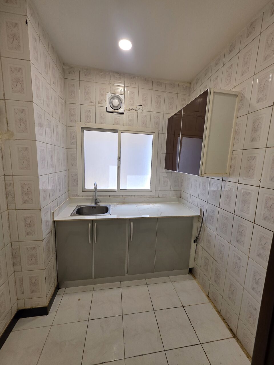 Hoora, Apartments, Flats, Houses & Villas, BHD 130/month,  Studio,  Paerking- Very Neet & Clean Semi Furnished Studio Flat With Ewa @130/BD In Hoora
