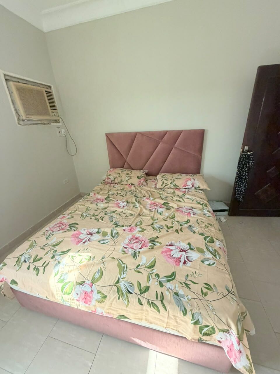 Al Rakah Al Shamaliyah, Furniture, SAR 650,  Bed Queen Size (Pink) With Mattress