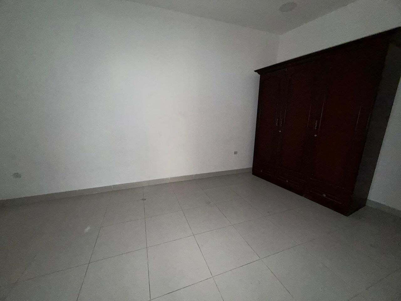 Salmaniya, Apartments, Flats, Houses & Villas, BHD 130/month,  1 BR,  Unfurnished Flat Available In Salmaniya Without EWA ( Salmaniya 02)