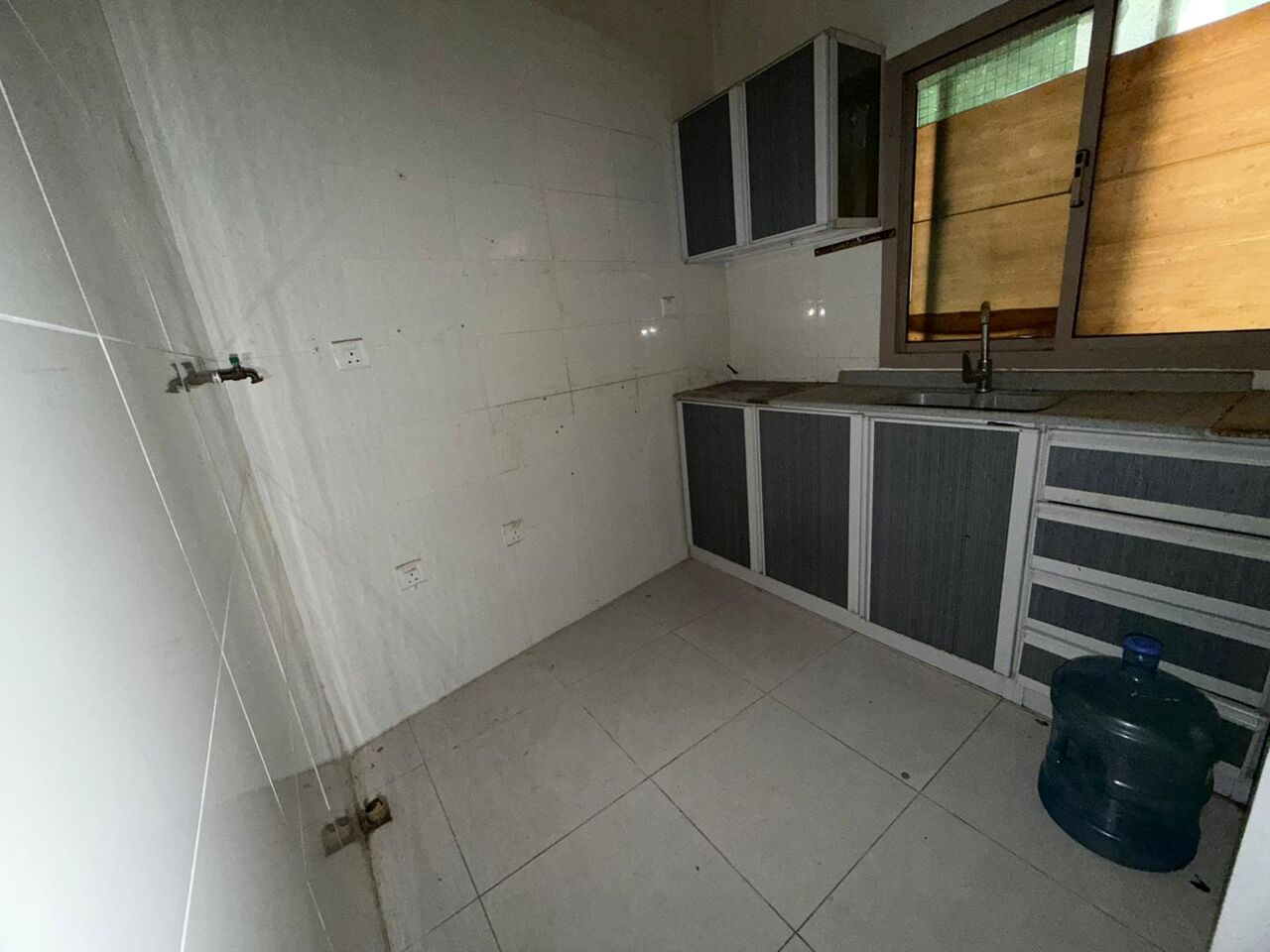 Salmaniya, Apartments, Flats, Houses & Villas, BHD 130/month,  1 BR,  Unfurnished Flat Available In Salmaniya Without EWA ( Salmaniya 02)