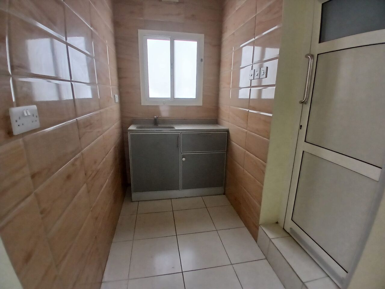 Salmaniya, Apartments, Flats, Houses & Villas, BHD 180/month,  1 BR,  Unfurnished Flat Available In Salmaniya With EWA ( Salmaniya 04)