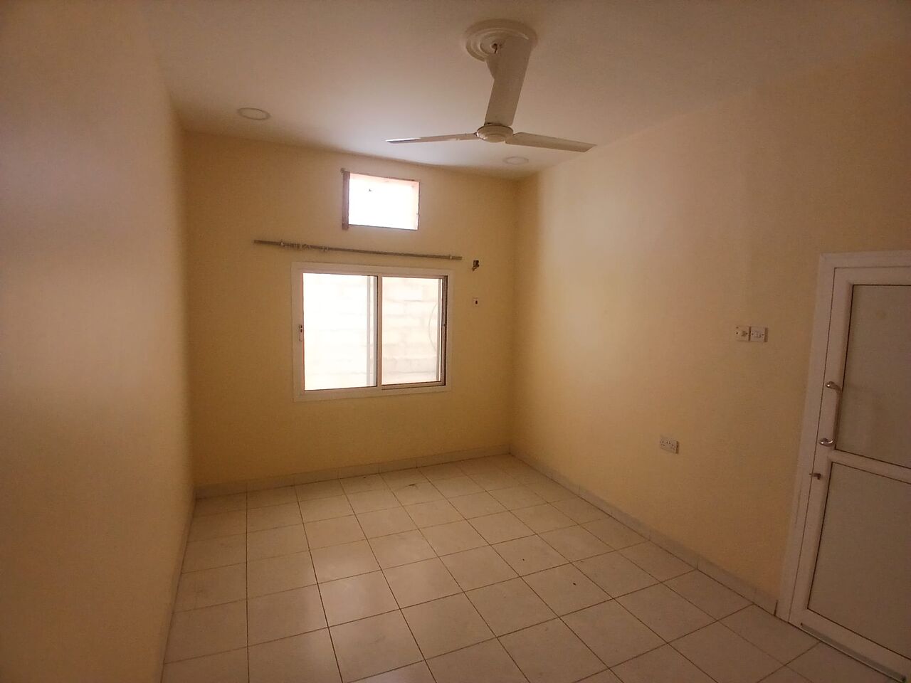 Salmaniya, Apartments, Flats, Houses & Villas, BHD 180/month,  1 BR,  Unfurnished Flat Available In Salmaniya With EWA ( Salmaniya 04)