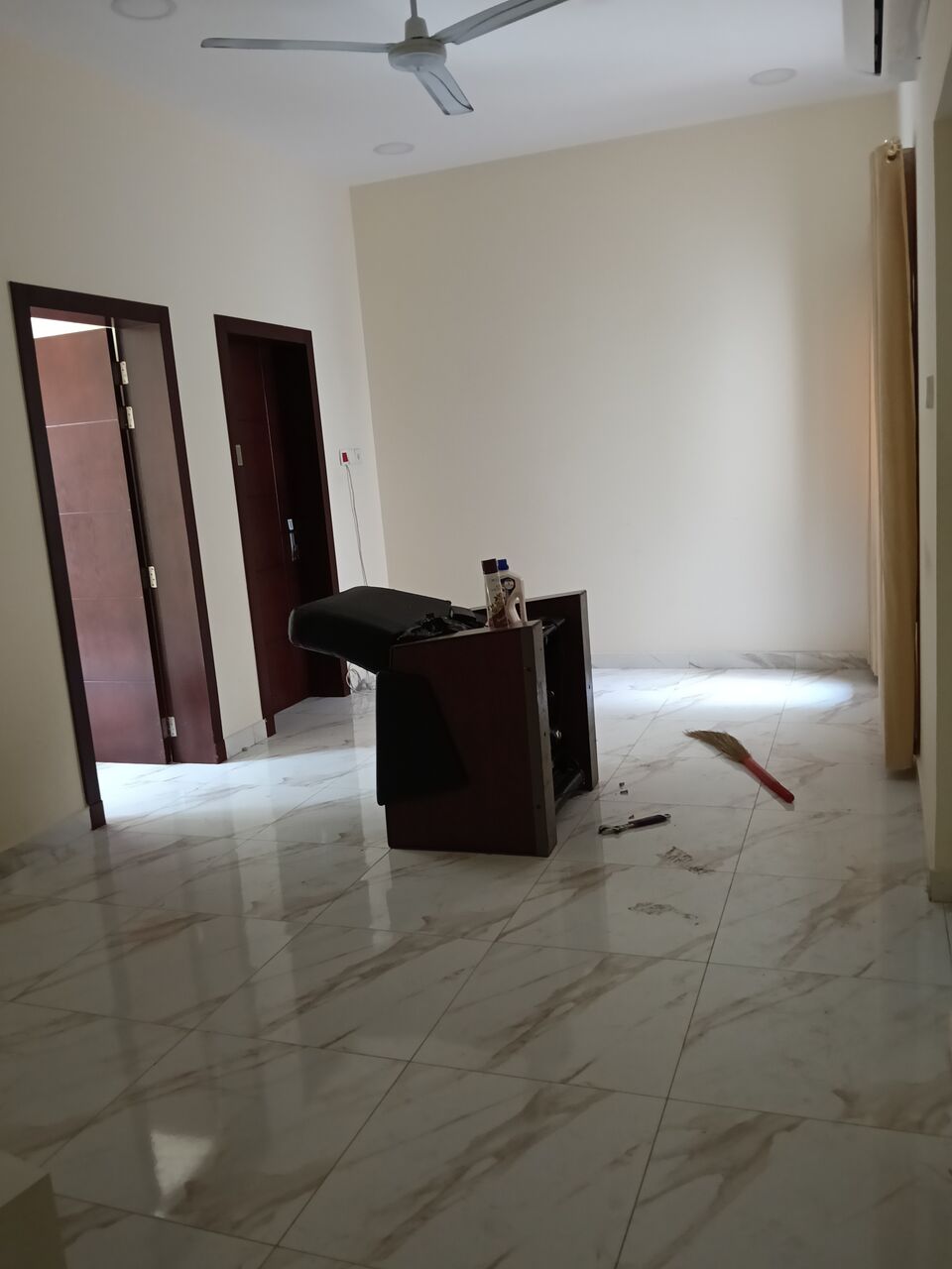 Salmaniya, Apartments, Flats, Houses & Villas, BHD 230/month,  3 BR,  3 Bedroom Semi Furnished Flat For Rent Without Ewa