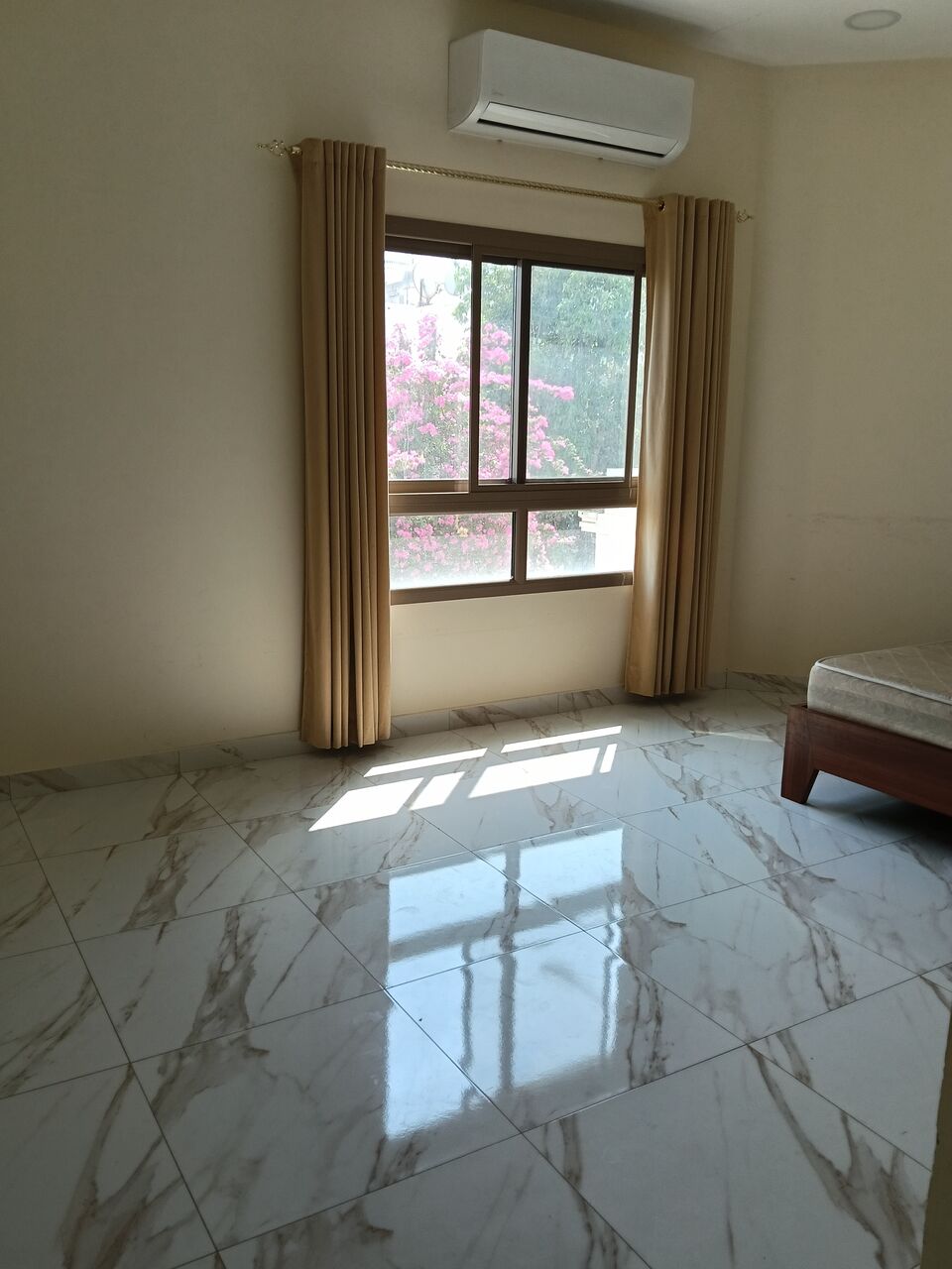 Salmaniya, Apartments, Flats, Houses & Villas, BHD 230/month,  3 BR,  3 Bedroom Semi Furnished Flat For Rent Without Ewa