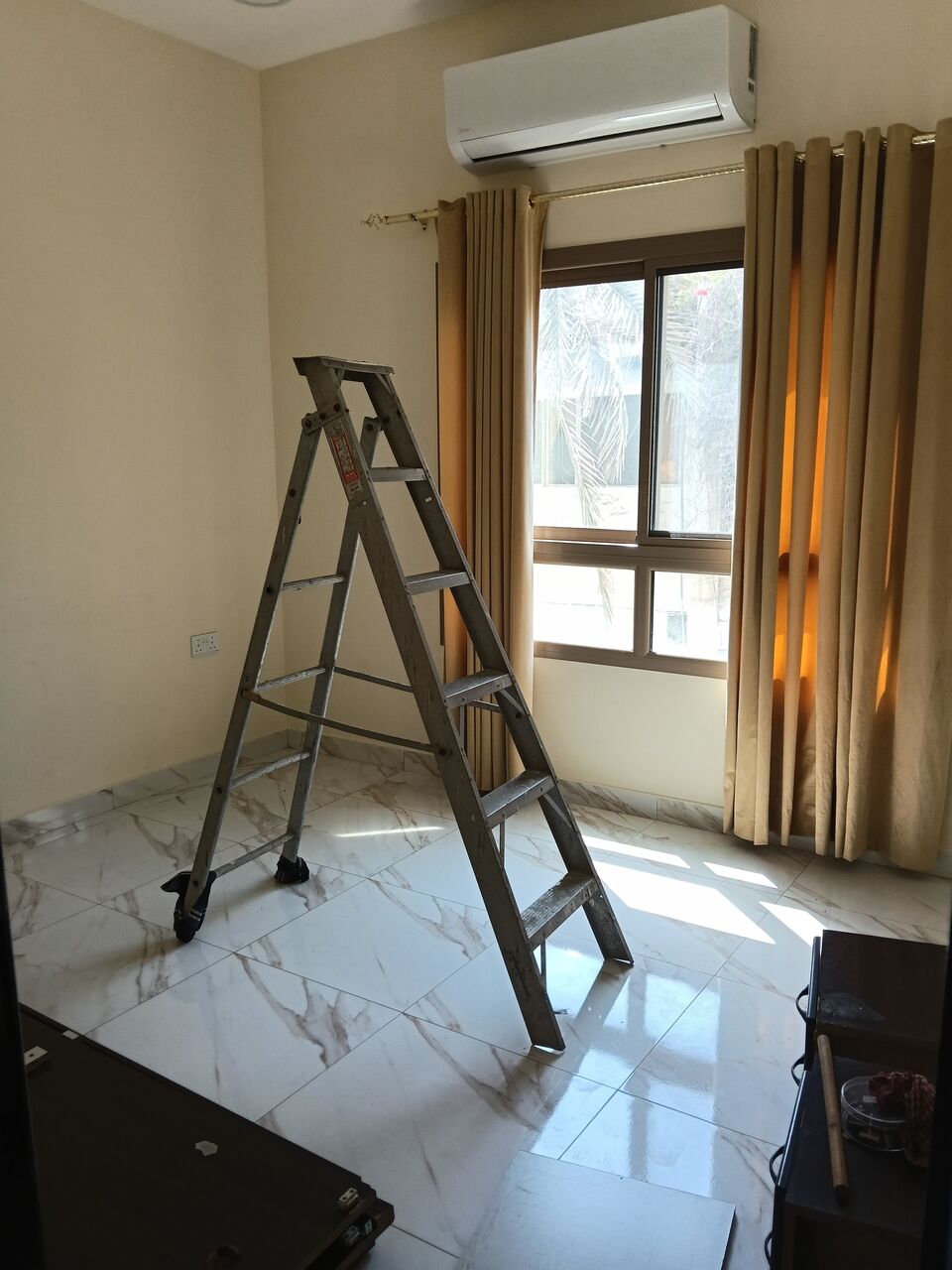 Salmaniya, Apartments, Flats, Houses & Villas, BHD 230/month,  3 BR,  3 Bedroom Semi Furnished Flat For Rent Without Ewa
