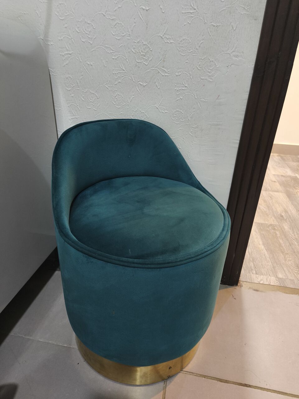 Yanbu, Household Items, SAR 1,  Steamer (Philips), Pouf Stool, Vanity Stool, And Table Lamp