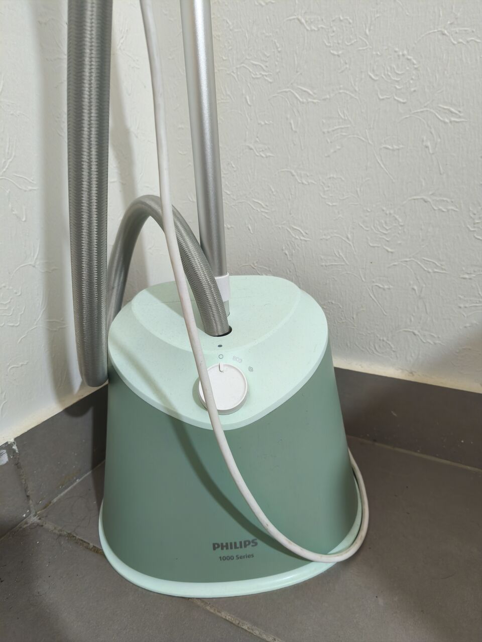 Yanbu, Household Items, SAR 1,  Steamer (Philips), Pouf Stool, Vanity Stool, And Table Lamp