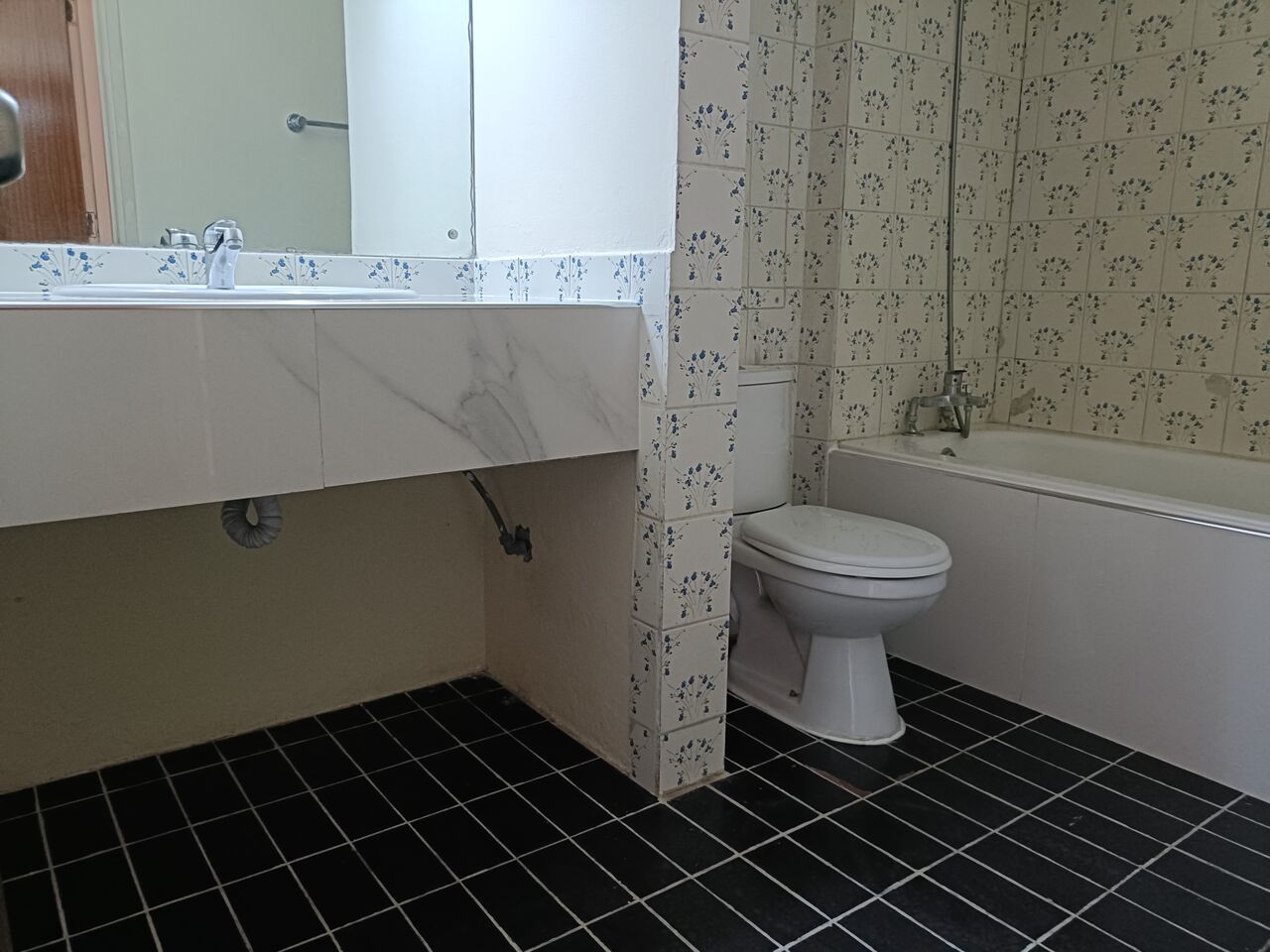 Adliya, Apartments, Flats, Houses & Villas, BHD 330/month,  3 BR,  200 Sq. Meter,  Semi Furnished 3bhk With Ewa