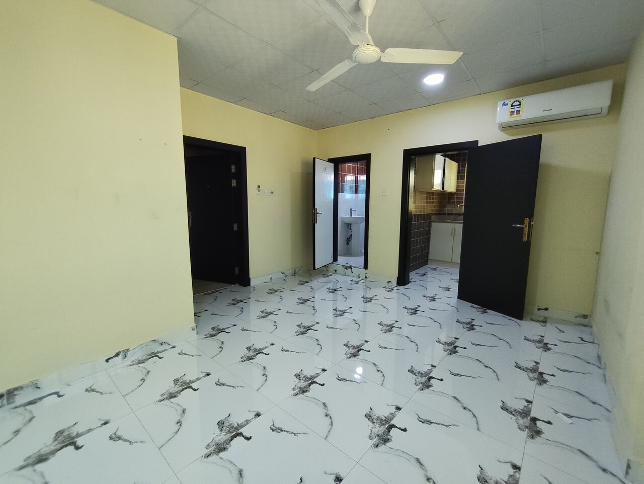 Ras Rumman, Apartments, Flats, Houses & Villas, BHD 140/year,  1 BR,  Ras Rumman:- Studio Flat On Rent With Unlimited Ewa & Split Ac..