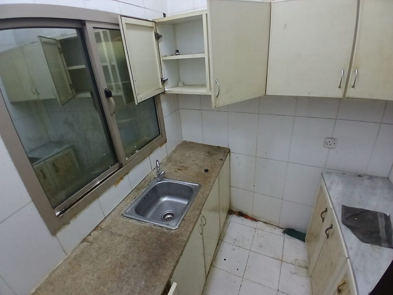 Salmaniya, Apartments, Flats, Houses & Villas, BHD 220/month,  2 BR,  Unfurnished Flat Available In Salmaniya With EWA ( Salmaniya 06)