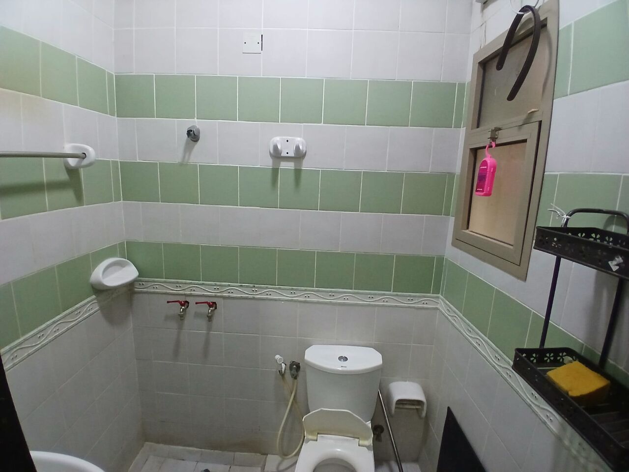 Salmaniya, Apartments, Flats, Houses & Villas, BHD 220/month,  2 BR,  Unfurnished Flat Available In Salmaniya With EWA ( Salmaniya 06)