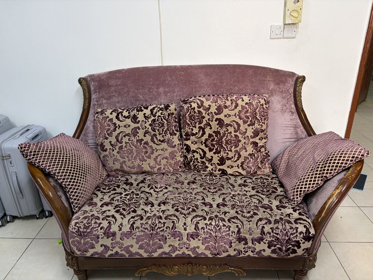 Al Malaz, Furniture, SAR 2200,  Urgent Sale Royal Sofa Set With Cusion&rsquo;s.