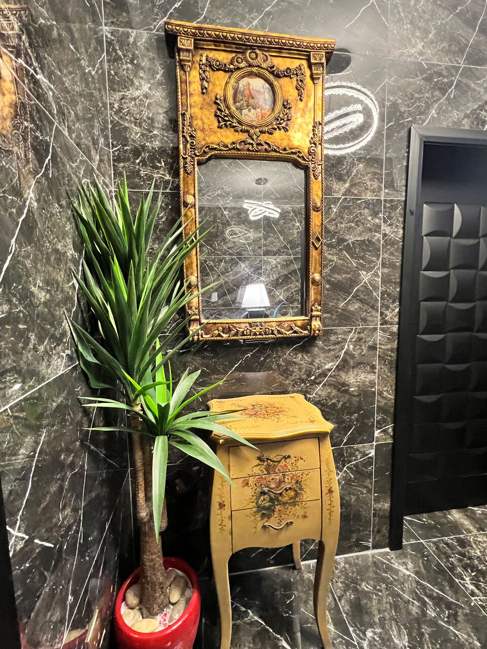 Manama, Furniture, BHD 90,  Luxury Classic Mirror & Side Table Set