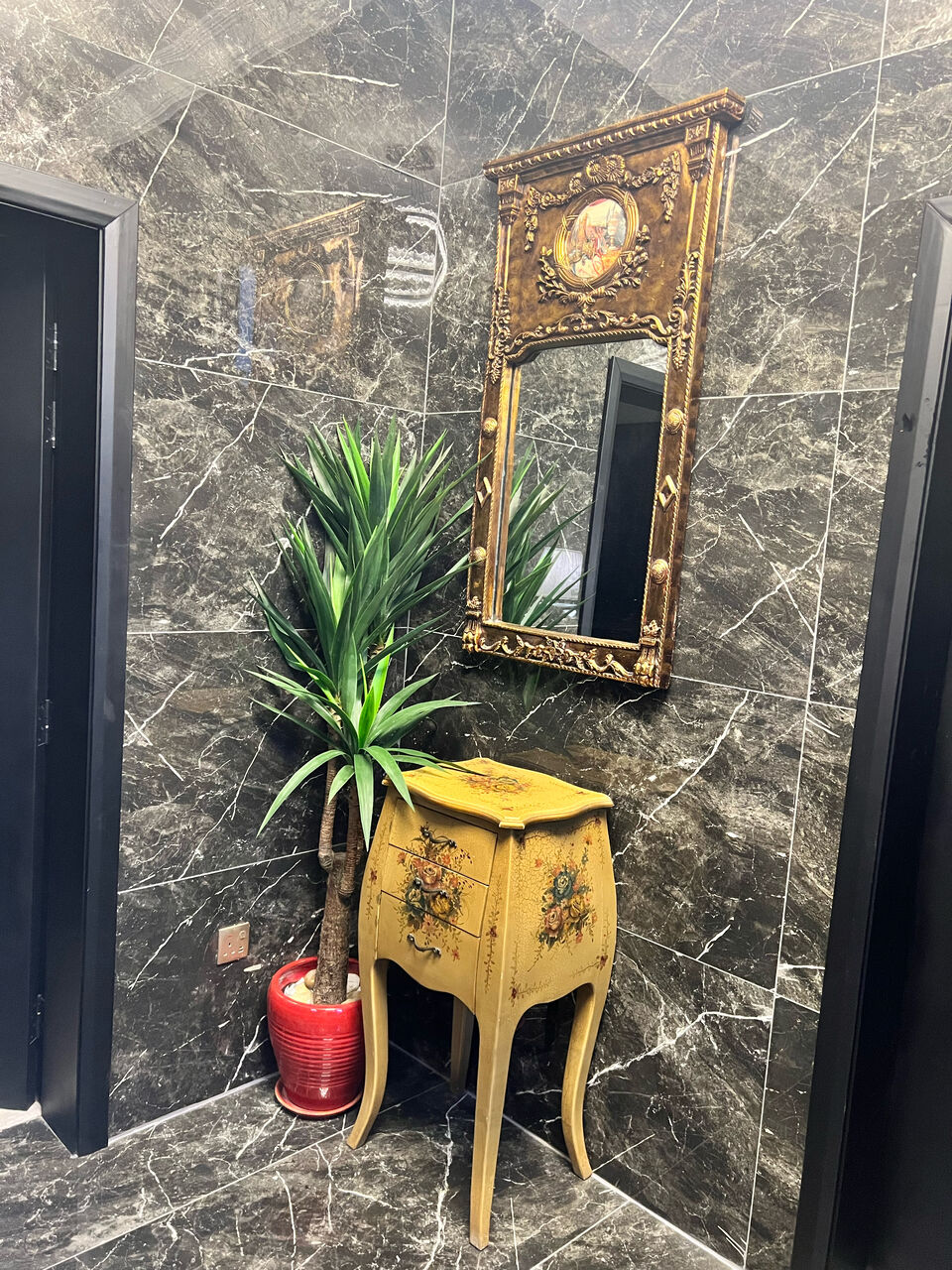 Manama, Furniture, BHD 90,  Luxury Classic Mirror & Side Table Set