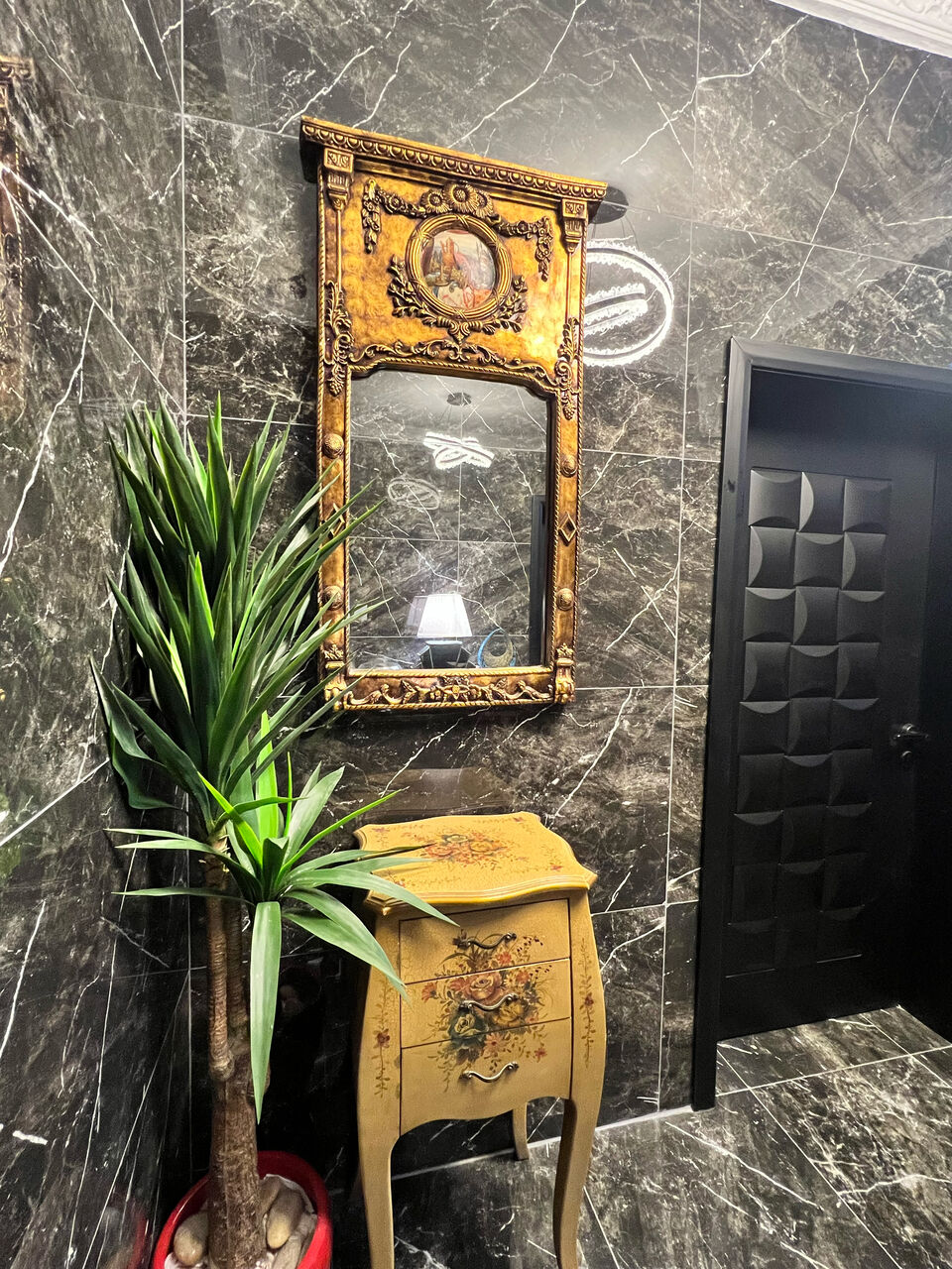 Manama, Furniture, BHD 90,  Luxury Classic Mirror & Side Table Set