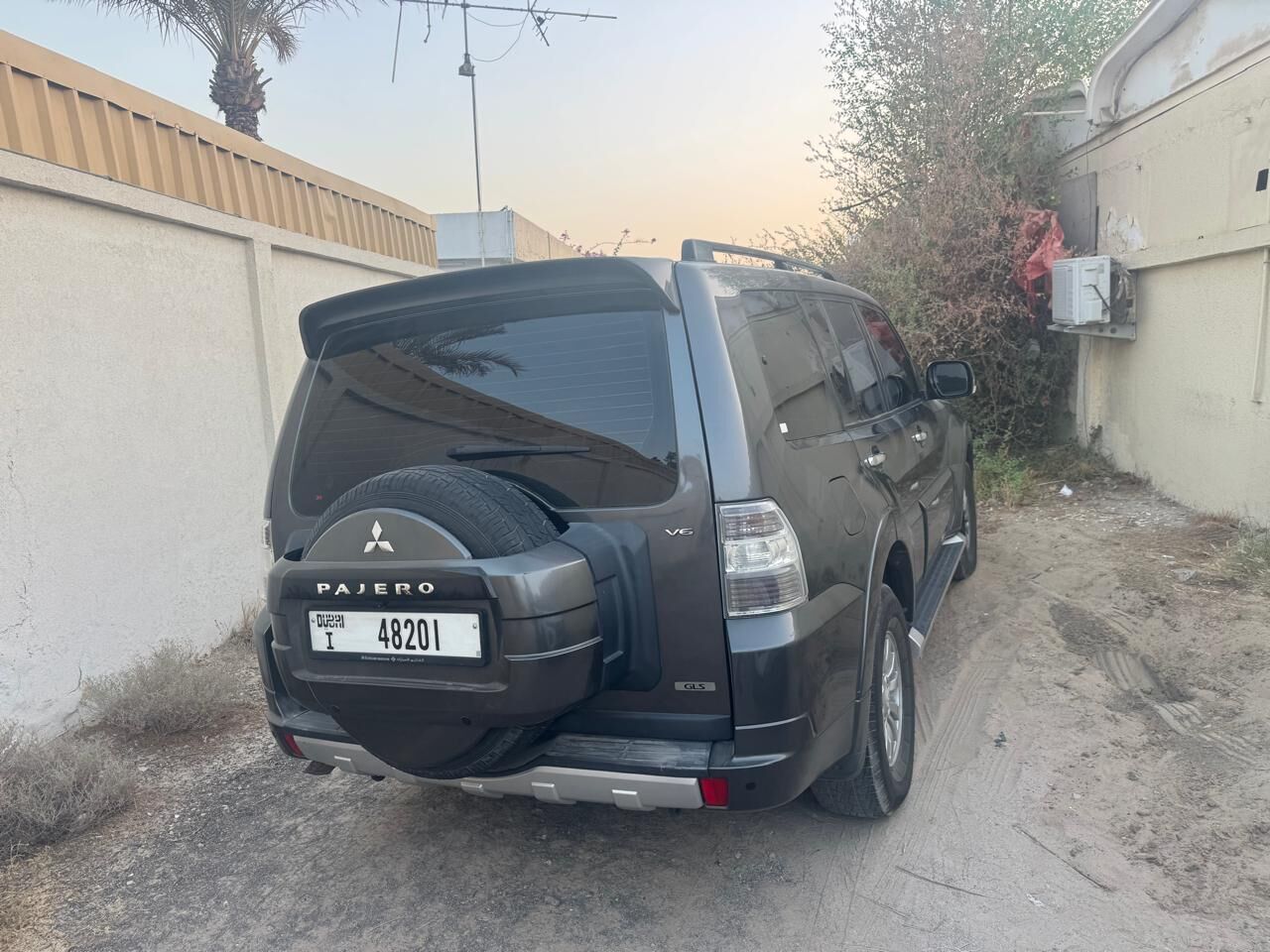 Dubai, Vehicles, Cars & Trucks , AED 21000,  Mitsubishi Pajero,  2013,  Automatic,  178000 KM,  Urgent Sale -Mitsubi