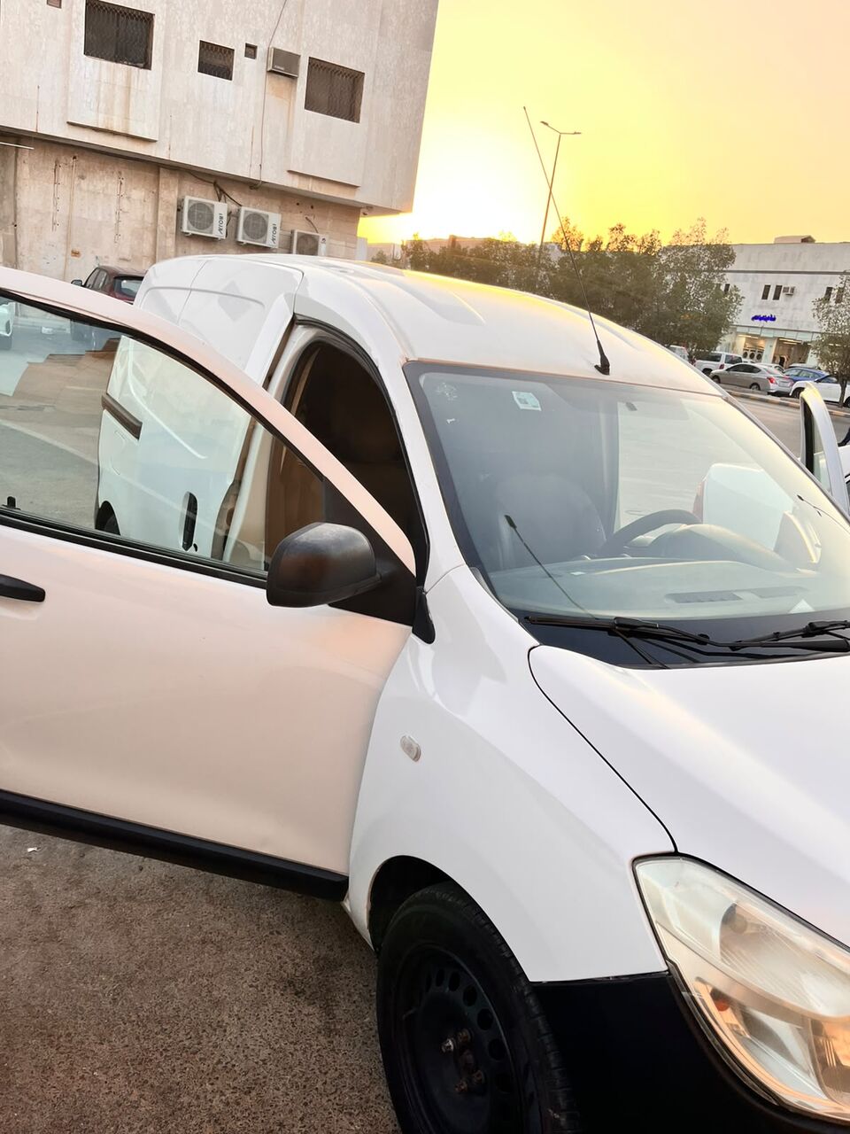 Riyadh, Vehicles, Cars & Trucks , SAR 14500,  Renault رينو,  2017,  Manual,  130000 KM,   دوكر فان
