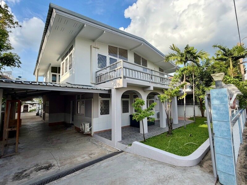 Bangkok, Villas, THB 100000,  165 Sq. Feet,  ให้เช่าบ้านหลังใหญ่ พร้อมสนามกว้า