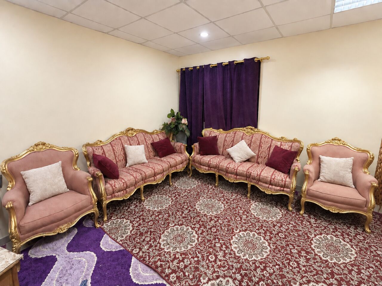 Al Khobar Al Shamalia, Furniture, SAR 450,  Elegant  8 Seater Classic Sofa Set With Beautiful Pink And Gold Design