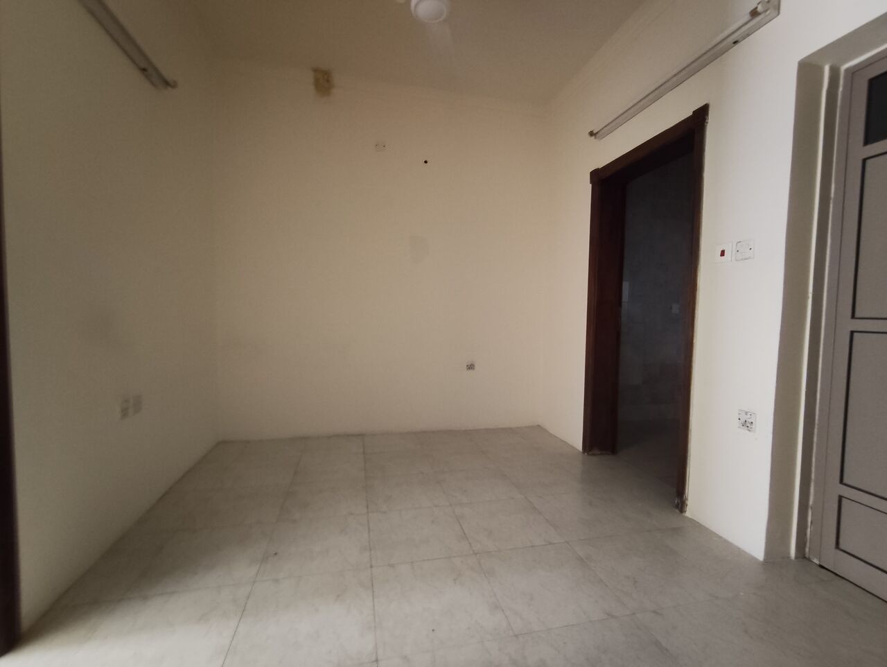 Manama, Apartments, Flats, Houses & Villas, BHD 100/year,  1 BR,  Manama:- 1Bhk Unfurnished Flat On Rent..