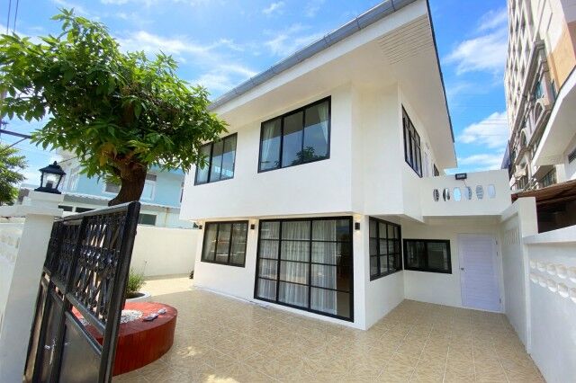 Bangkok, Villas, THB 79999,  50 Sq. Feet,  MRT สุทธิสาร 800ม.บ้านเดี่ยวหรู 2 ชั้น 5 นอน 3 น