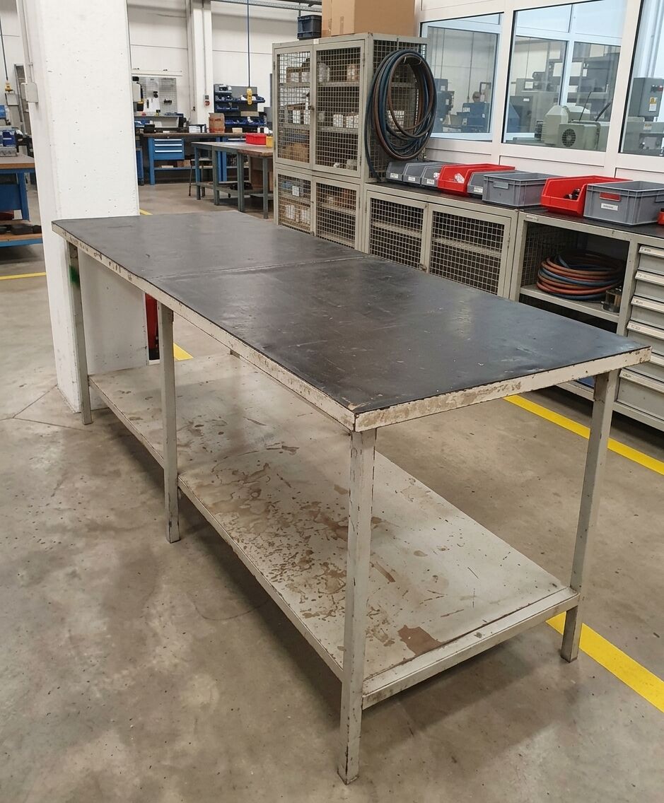 Manama, Heavy Equipment, BHD 35,  For Sale: Heavy-Duty Industrial Work Table